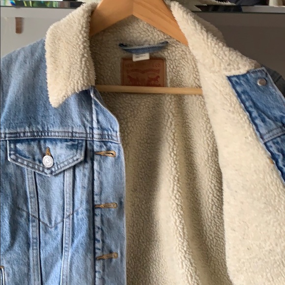 Levi’s Faux Shearling Denim Trucker Jacket - Picture 4 of 5